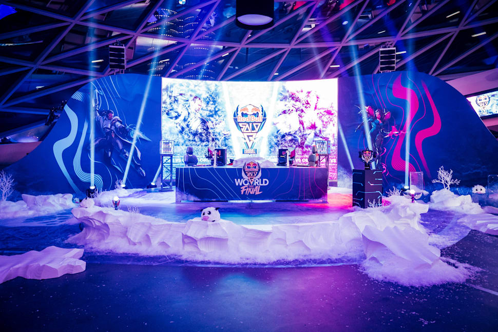 Główna scena światowych finałów cyklu Red Bull Solo Q 2021 w Monachium, w muzeum BMW Welt.