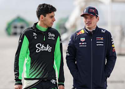 Gabriel Bortoleto et Max Verstappen en conversation lors des essais de Formule 1 à Bahreïn, février 2025.