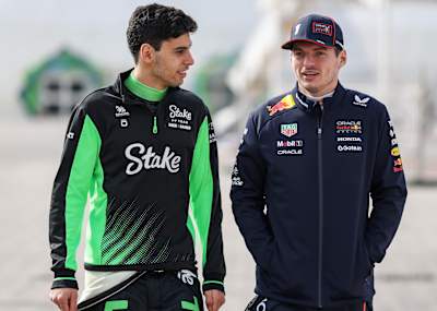 Gabriel Bortoleto i Max Verstappen rozmawiają podczas testów Formuły 1 w Bahrajnie, luty 2025 r.