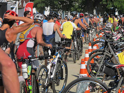 Triathleten stellen ihre Bikes in die Wechselzone.
