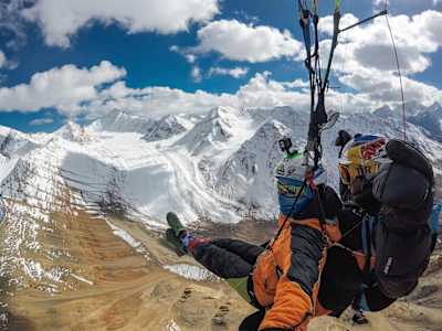 Los parapentistas, Aaron Durogati y Tamara Lunger, durante el proyecto Indiaflytrip el 1 de octubre de 2017.