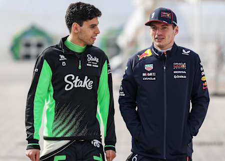 Gabriel Bortoleto i Max Verstappen rozmawiają podczas testów Formuły 1 w Bahrajnie, luty 2025 r.