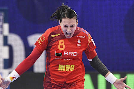 Cristina Neagu celebrează un gol marcat în meciul Spania-România din cadrul Campionatului European de Handbal din Franța, pe 11 decembrie 2018.