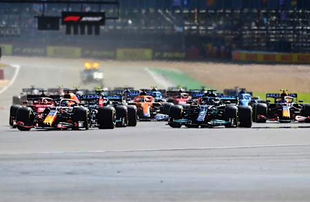 Max Verstappen na czele w sprincie F1 do wyścigu o GP Wielkiej Brytanii 2021 na torze Silverstone.
