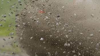 Nuage de graviers lors d'un crash au Rallye de Finlande, étape du championnat du monde WRC.