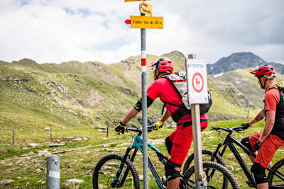 Anthony Pearce e Denny Klimaszewski all'inizio dell'Alps Epic Trail di Davos, Svizzera.