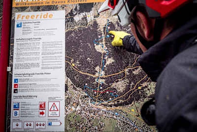 Anthony Pearce indica il sentiero A-Line a Davos, Svizzera.