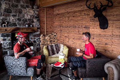 Anthony Pearce e Denny Klimaszewski enjoy a coffee a Davos, Svizzera.