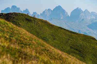 Tobias Woggon et Andreas Tonelli descendent en VTT dans les Dolomites, l'un des plus beaux paysages des Alpes. 