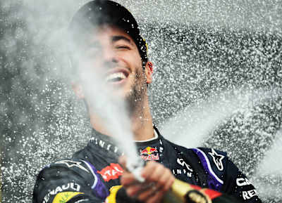 Daniel Ricciardo ve Infiniti Red Bull Racing ekibi, 27 Temmuz 2014 tarihinde Macaristan Formula 1 Grand Prix'sinin ardından podyumda zaferini kutluyor.
