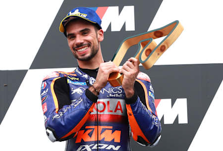 Miguel Oliveira soulève le trophée en 2020, à Spielberg. 
