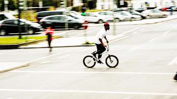 Courage Adams rueda en las calles de Lisboa.