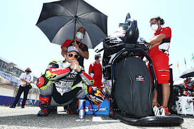 Los calentadores mantienen los neumáticos a la temperatura ideal e impiden ver a los rivales qué gomas ha elegido el piloto.