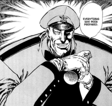 Un hombre musculoso con una gorra y una mirada sombría.