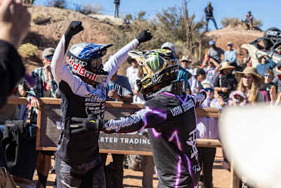 Carson Storch, terzo classificato, e Tom Van Steenbergen, secondo classificato, festeggiano alla Red Bull Rampage di Virgin, Utah, USA, il 13 ottobre 2023.