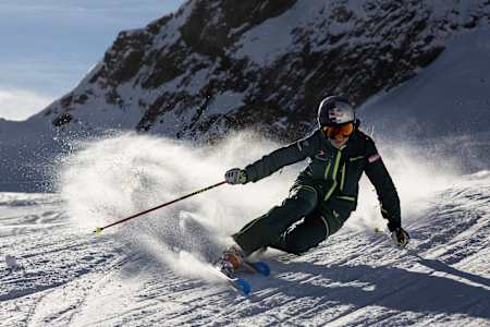 Johanna Holzmann fährt im Telemark-Stil im Pitztal.