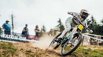 Myriam Nicole in gara a Snowshoe, negli USA, durante la Coppa del Mondo UCI MTB DH 2021.