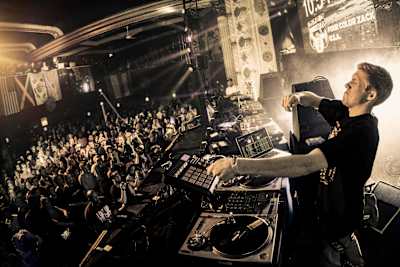 Four Color Zack actúa en 2012 durante la final mundial del Red Bull 3Style en Chicago, EE.UU.