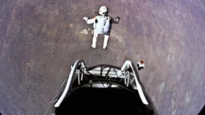 Felix Baumgartner comienza su salto Red Bull Stratos sobre Roswell, Nuevo México, Estados Unidos, el 14 de octubre de 2012.