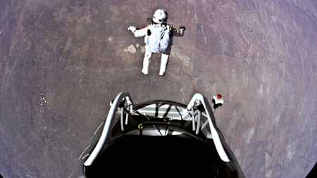 Baumgartner sai da cápsula