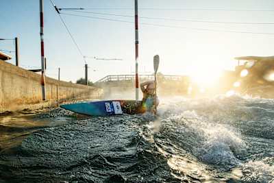 La star du kayak-cross Evy Leibfarth s'entraîne au Centre national américain des eaux vives à Charlotte, aux États-Unis, le 12 juillet 2023.