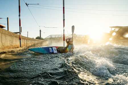 La star du kayak-cross Evy Leibfarth s'entraîne au Centre national américain des eaux vives à Charlotte, aux États-Unis, le 12 juillet 2023.