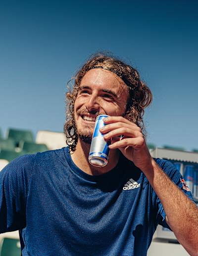 Stefanos Tsitsipas prend une pause à Marbella, en Espagne.