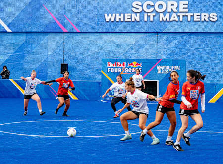 Beim Red Bull Four 2 Score World Final 2024 in Leipzig, Deutschland, liefern sich Spieler des Teams USA und des Teams Kanada einen erbitterten Wettkampf im Hallenfußball