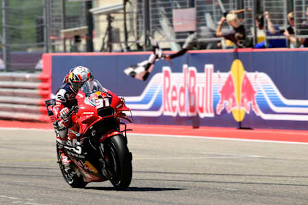 Pedro Acosta roule au volant de sa moto lors du Grand Prix des Amériques de MotoGP 2024.