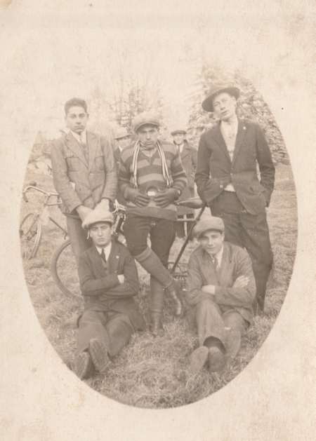 Grup de tineri și bicicletele lor în anii '20