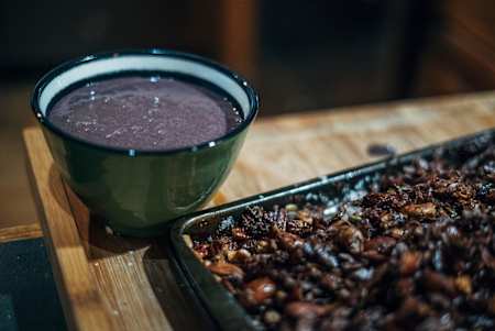 サイクリストの朝食の定番：ミューズリーとプロテインシェイク