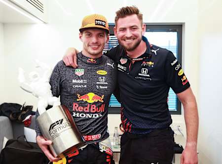 Max Verstappen de Red Bull Racing pose avec son coach Bradley Scanes après avoir remporté le Grand Prix de France de Formule 1 sur le circuit Paul Ricard le 20 juin 2021 au Castellet, en France. 