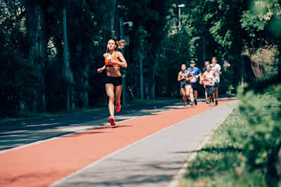 Udeleženci tečejo na Wings for Life World Run teku z aplikacijo v Budimpešti.