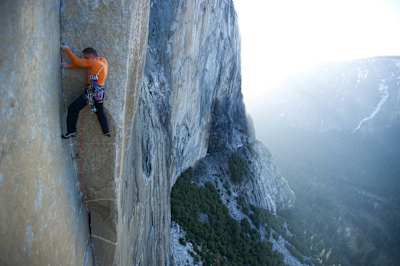Wspinacz Tommy Caldwell na drodze Mescalito na El Capitanie w Parku Narodowym Yosemite w Kalifornii.
