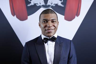 L'attaquant du PSG Kylian Mbappé lors de la soirée d'anniversaire des 26 ans de Neymar Jr à Paris.