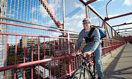 Un ciclista cruza un puente.