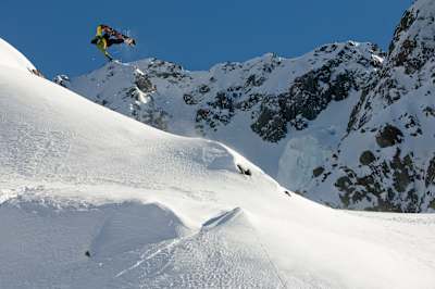Travis Rice beim Snowboarden während der Dreharbeiten zu That's It, That's All