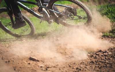 Sound of Speed : Veronique Sandler en VTT descente dans un virage d'un bike park au Pays de Galle.