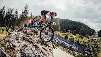 L'Autrichienne Laura Stigger roule sur la piste de la course de cross-country de la Coupe du monde de VTT UCI 2022 à Lenzerheide, en Suisse.