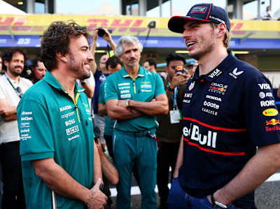 Fernando Alonso et Max Verstappen lors du Grand Prix de F1 d'Abu Dhabi 2025.