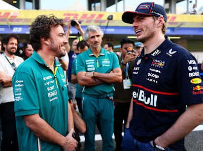 Fernando Alonso və Max Verstappen söhbət edirlər