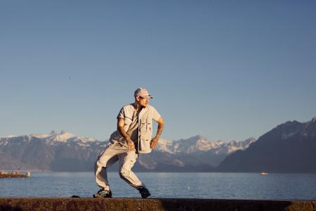 Poppin'C hace algunos movimientos durante una sesión fotográfica en Lausana.