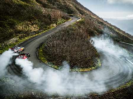 Des pilotes de WRC font un drift.