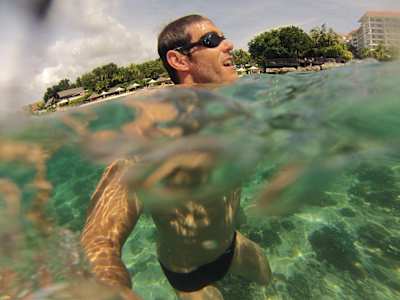 Un nadador en aguas cristalinas en Cebú, Filipinas