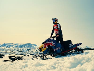 Andreas Bergmark poserar på sin skidoo i Riksgränsen, Sverige. 22 maj 2023