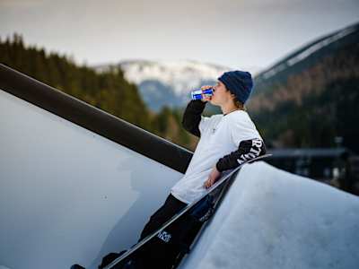 Jakub Hroneš odpočívá s Red Bullem ve Špindlerově Mlýně před pokusem o první přehazovačku na světě Triple 1170 Out Of Rail 20. března 2024