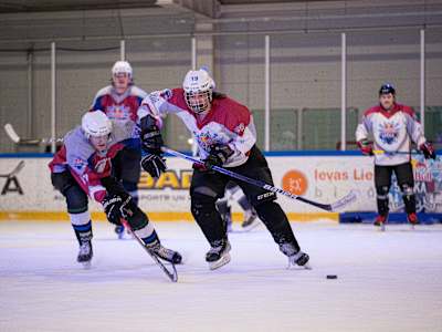 Des participants en action lors du Red Bull Spēka 5, un tournoi de hockey sur glace organisé à Riga en décembre 2022.