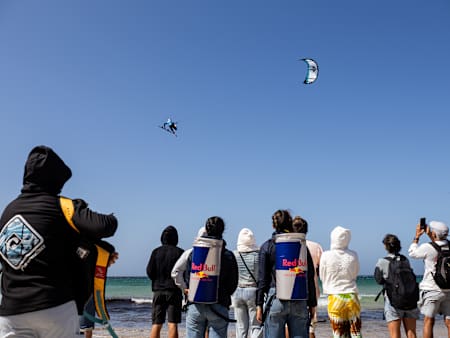 Josué San Ferreira si fonde con il cielo di Tarifa