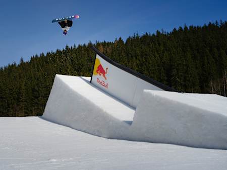 20. marca 2024 Jakub Hroneš prvýkrát na svete zajazdil Switch Boardslide Triple 1170 Out a v tejto prelomovej jazde na snowboarde sa vzniesol vysoko.