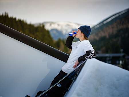 Jakub Hroneš odpočíva s Red Bullom v Špindlerovom Mlyne pred pokusom o prvý triple 1170 Out Of Rail na svete 20. marca 2024.